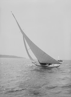 The 6 Metre 'Vanda' sailing close-hauled, 1914. Creator: Kirk & Sons of Cowes.
