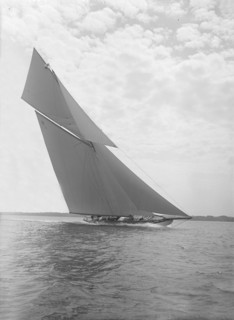 The Big Class 'White Heather II' heeling in a good wind, 1911. Creator: Kirk & Sons of Cowes.