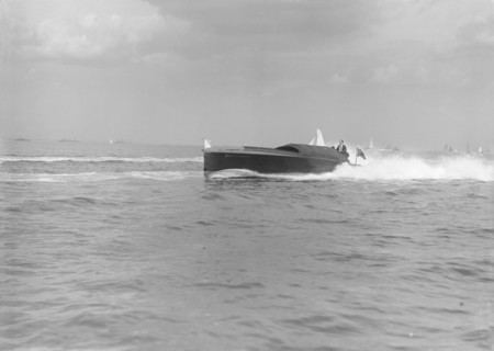 The hydroplane 'Maple Leaf IV', 1913. Creator: Kirk & Sons of Cowes.