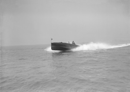 The power boat 'Maple-Leaf III' under way, 1911. Creator: Kirk & Sons of Cowes.