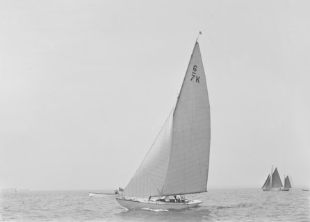 The 6 Metre class 'Cni' sailing close-hauled, 1921. Creator: Kirk & Sons of Cowes.