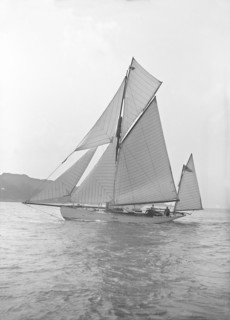 The 46 ft yawl 'Chinkara' under sail, 1913. Creator: Kirk & Sons of Cowes.
