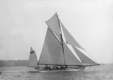 The 46 ft yawl 'Chinkara' under sail, 1913. Creator: Kirk & Sons of Cowes.