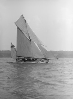 The 46 ft yawl 'Chinkara' under sail, 1913. Creator: Kirk & Sons of Cowes.