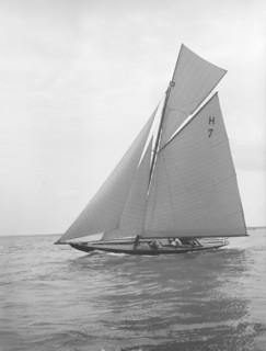 'Gundred' sailing close-hauled, 1913. Creator: Kirk & Sons of Cowes.