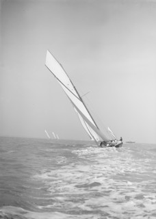The gaff rigged cutter 'Bloodhound' sailing close-hauled, leaves wake, 1911. Creator: Kirk & Sons of Cowes.