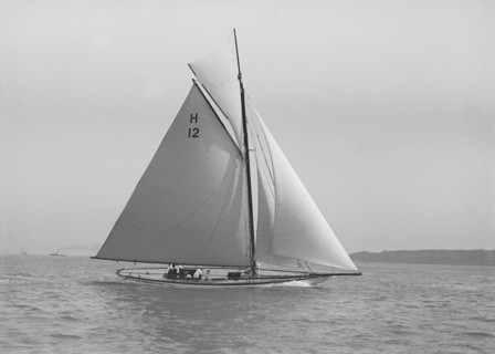 'The Truant' sailing close-hauled, July 1912. Creator: Kirk & Sons of Cowes.