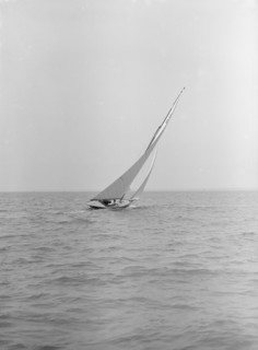 The 6 Metre class 'Nurdug III' sailing upwind, 1913. Creator: Kirk & Sons of Cowes.