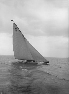The 6 Metre 'Scotia IV' heeling on upwind leg, 1913. Creator: Kirk & Sons of Cowes.