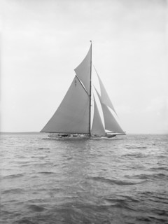 The 15 Metre 'Istria' sailing close-hauled, 1913. Creator: Kirk & Sons of Cowes.