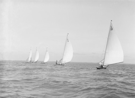 The 6 Metre 'Stella', ' Vanda ', 'Bubble', 'Wamba' and 'Lanka' racing downwind, 1914. Creator: Kirk & Sons of Cowes.