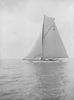 The 10 Metre class 'Eleda' (F6) sailing close-hauled, 1913. Creator: Kirk & Sons of Cowes.