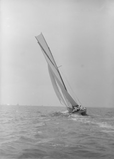 The 10 Metre class 'Eleda' (F6) sailing close-hauled, 1913. Creator: Kirk & Sons of Cowes.