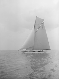 The 10 Metre class 'Eleda' (F6) sailing close-hauled, 1913. Creator: Kirk & Sons of Cowes.