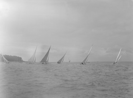 Group of 6 Metre boats racing, 1922. Creator: Kirk & Sons of Cowes.