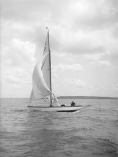 The 6 Metre class 'Cynthia' setting spinnaker, 1912. Creator: Kirk & Sons of Cowes.