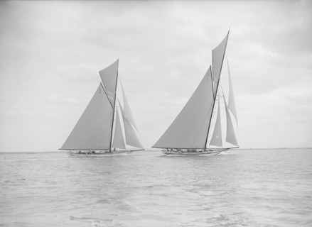 The 19-metre class 'Norada' & 'Mariquita' racing close-hauled, 1913. Creator: Kirk & Sons of Cowes.