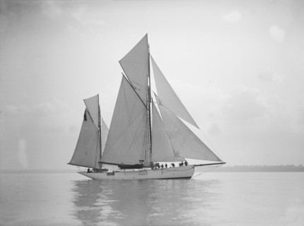 The 134 ton ketch 'Lavengro' under sail, 1911. Creator: Kirk & Sons of Cowes.