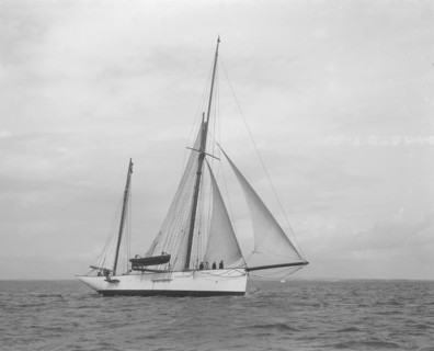 The 167 ton ketch 'Anemone' under sail, 1922. Creator: Kirk & Sons of Cowes.