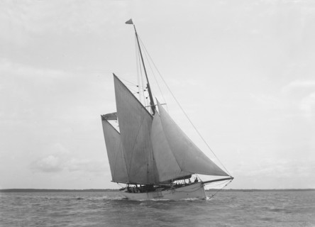 The 167 ton ketch 'Anemone' under sail, 1922. Creator: Kirk & Sons of Cowes.