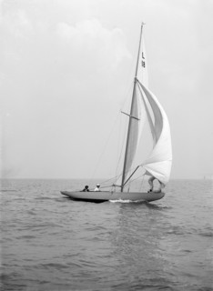 'Peterkin' running downwind with spinnaker, 1914. Creator: Kirk & Sons of Cowes.
