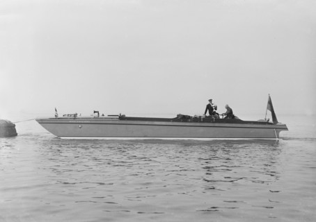 Sea sled 'Miss England' at mooring, 1922. Creator: Kirk & Sons of Cowes.