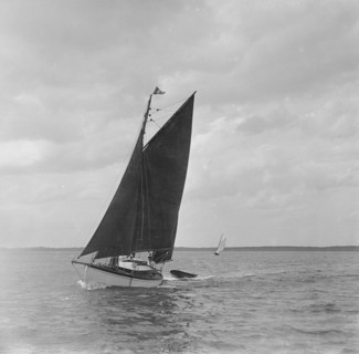 The 6 ton ketch 'Shona' under sail, 1921. Creator: Kirk & Sons of Cowes.