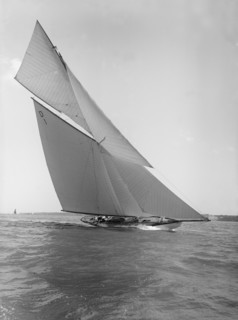 15 Metre 'Mariska' sailing close-hauled, 1911. Creator: Kirk & Sons of Cowes.