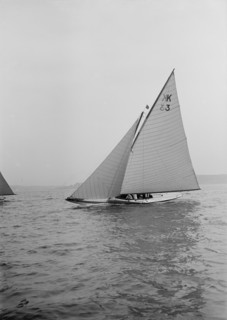 The 7 Metre 'Ancora' (K3) sailing close-hauled, 1913. Creator: Kirk & Sons of Cowes.