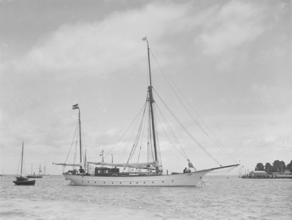 The 90 ft 'Quo Vadis' at anchor, 1911. Creator: Kirk & Sons of Cowes.