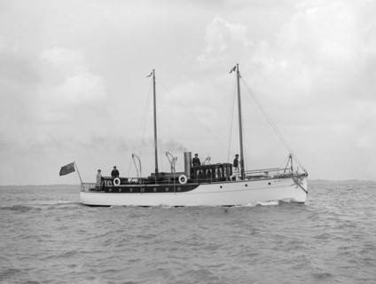 The 23 ton motor yacht 'Kiwi' under way, 1914. Creator: Kirk & Sons of Cowes.