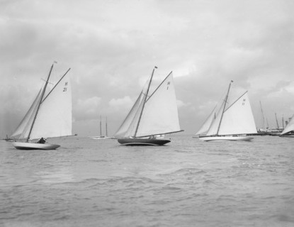 'Le Jade' (H21), the Norwegian 'Antwerpia IV' (H1) and 'Ventana' (H11) start the 8 Metre class race. Creator: Kirk & Sons of Cowes.