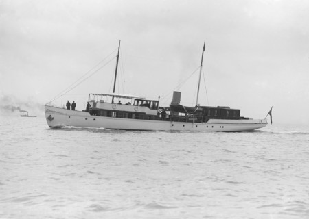 The steam yacht 'Sardonyx' under way, 1913. Creator: Kirk & Sons of Cowes.