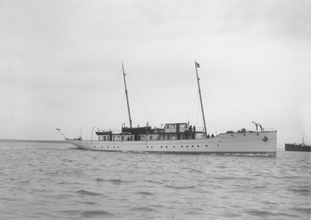 Motor yacht 'Pioneer' under way, 1915. Creator: Kirk & Sons of Cowes.