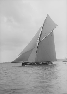 The gaff rigged cutter 'Bloodhound' sailing close-hauled, 1913. Creator: Kirk & Sons of Cowes.
