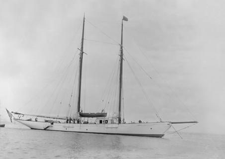 The schooner 'Dwyn-Wen' at anchor, 1920. Creator: Kirk & Sons of Cowes.