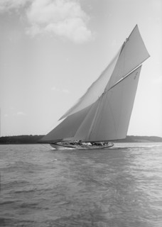 The 19-metre class 'Corona' close-hauled, 1911. Creator: Kirk & Sons of Cowes.