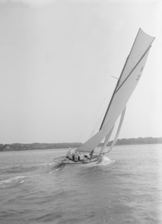 'Le Jade', a gaff rigged 8 Metre class yacht sailing close-hauled, 1912. Creator: Kirk & Sons of Cowes.