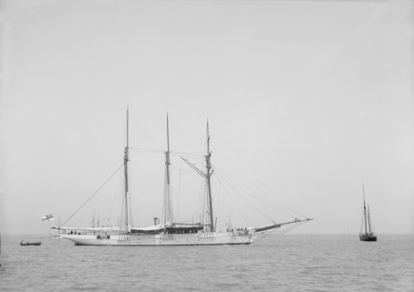 The 3 mast auxiliary schooner 'Czarina'. Creator: Kirk & Sons of Cowes.