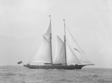 The schooner 'Hinemoa' underway, 1914. Creator: Kirk & Sons of Cowes.