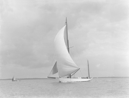 The yawl 'Sumurun' running downwind with spinnaker, 1922. Creator: Kirk & Sons of Cowes.
