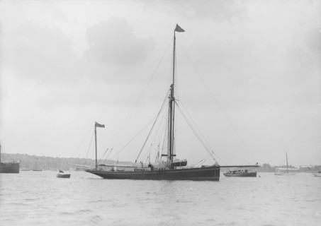 The 40 ton yawl 'Hyacinth' at anchor, 1913. Creator: Kirk & Sons of Cowes.