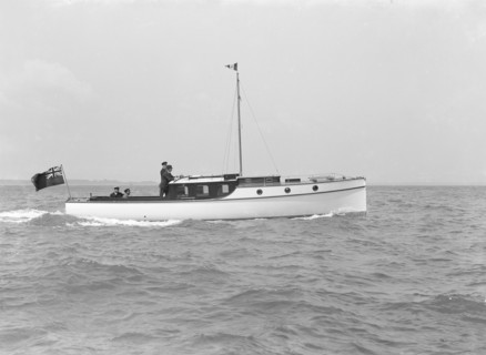 Motor yacht 'Stella Maris' under way, 1914. Creator: Kirk & Sons of Cowes.