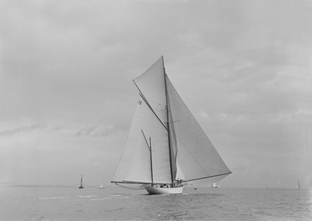 The yawl 'Sumurun' running downwind with spinnaker, 1922. Creator: Kirk & Sons of Cowes.