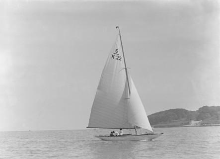 The 6 Metre class 'Maid Marion' (K22) sailing close-hauled, 1921. Creator: Kirk & Sons of Cowes.