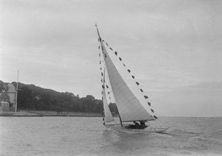 Saling yacht 'Asphodel' (K5) with prize flags, 1922. Creator: Kirk & Sons of Cowes.