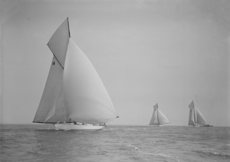 The cutter 'Onda' sailing under spinnaker, 1911. Creator: Kirk & Sons of Cowes.