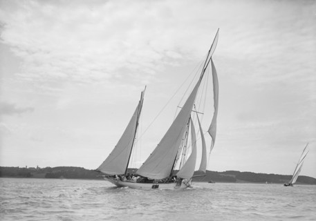 The ketch 'Corisande' under sail, 1911. Creator: Kirk & Sons of Cowes.