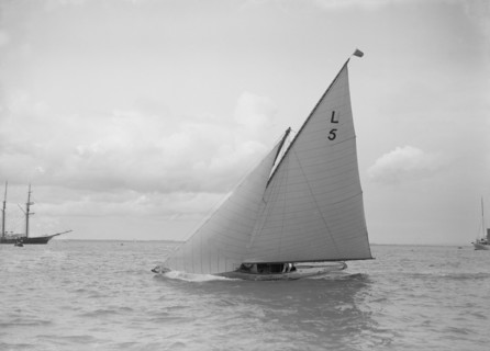 The 6 Metre 'Jonquil' sailing close-hauled, 1912. Creator: Kirk & Sons of Cowes.