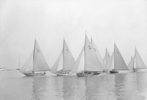 Start of W Class race: Squirrel (3), Jadi (26), Diana (8), Emerald (27), Melody (28), 1931. Creator: Kirk & Sons of Cowes.